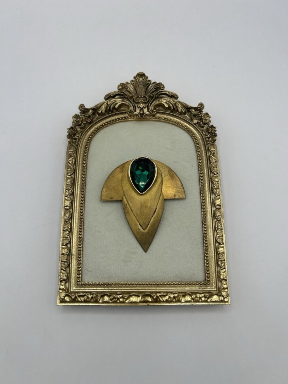 Vintage Art Deco Style Gold Tone Brooch Green Rhinestone Geometric Pin Traitors - Picture 2 of 9
